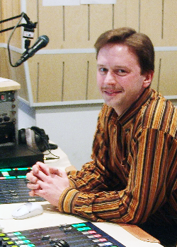 Максим Бысько в аппаратной радиостанции Сити-FM